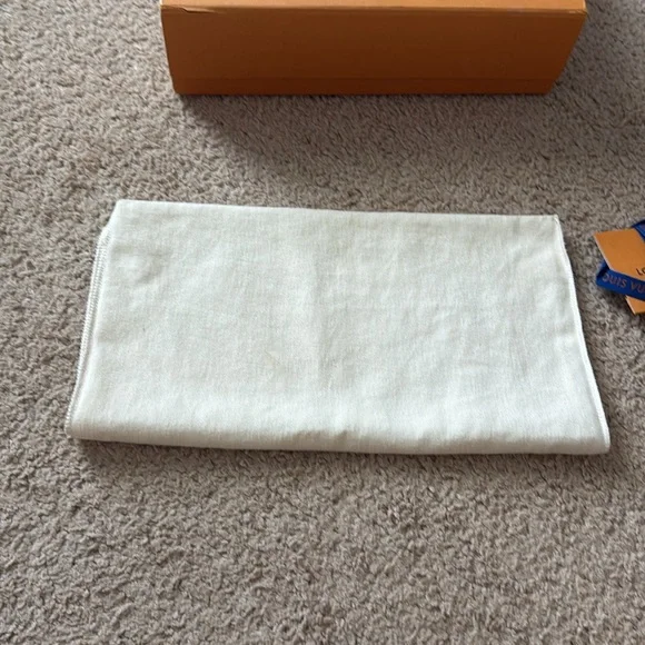 Louis Vuitton Orange Gift Box with Cream Pouch - Picture 5 of 15